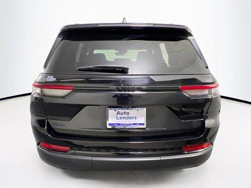 Diamond Black Crystal Pearlcoat 2023 Jeep Grand Cherokee Altitude