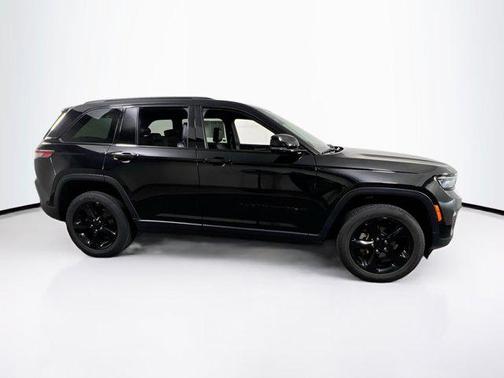 Diamond Black Crystal Pearlcoat 2023 Jeep Grand Cherokee Altitude