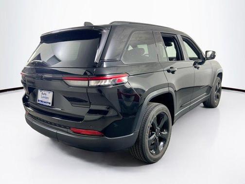 Diamond Black Crystal Pearlcoat 2023 Jeep Grand Cherokee Altitude