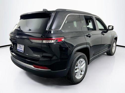 Diamond Black Crystal Pearlcoat 2023 Jeep Grand Cherokee Laredo