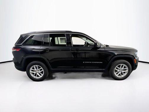 Diamond Black Crystal Pearlcoat 2023 Jeep Grand Cherokee Laredo