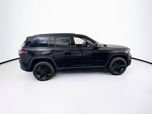 Diamond Black Crystal Pearlcoat 2023 Jeep Grand Cherokee Altitude