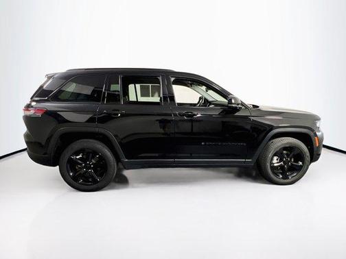 Diamond Black Crystal Pearlcoat 2023 Jeep Grand Cherokee Limited
