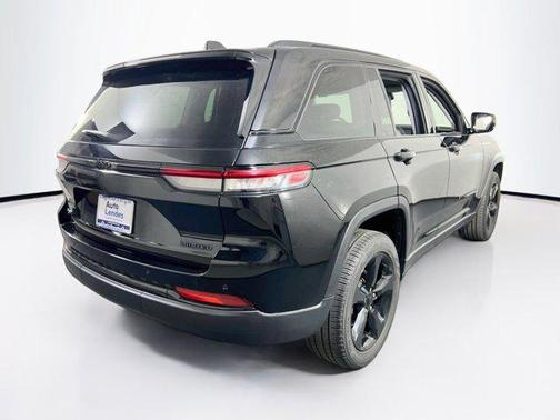 Diamond Black Crystal Pearlcoat 2023 Jeep Grand Cherokee Limited