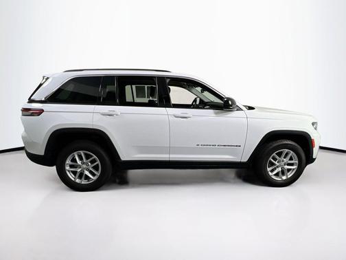 Bright White Clearcoat 2023 Jeep Grand Cherokee Laredo
