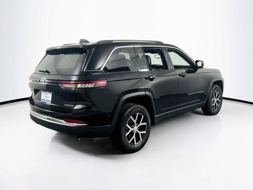Diamond Black Crystal Pearlcoat 2023 Jeep Grand Cherokee Limited