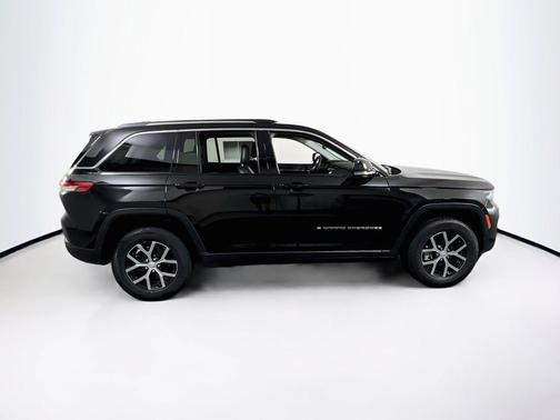 Diamond Black Crystal Pearlcoat 2023 Jeep Grand Cherokee Limited