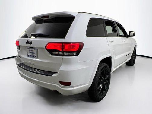Bright White Clearcoat 2022 Jeep Grand Cherokee Laredo
