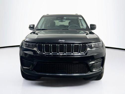 Diamond Black Crystal Pearlcoat 2023 Jeep Grand Cherokee Laredo