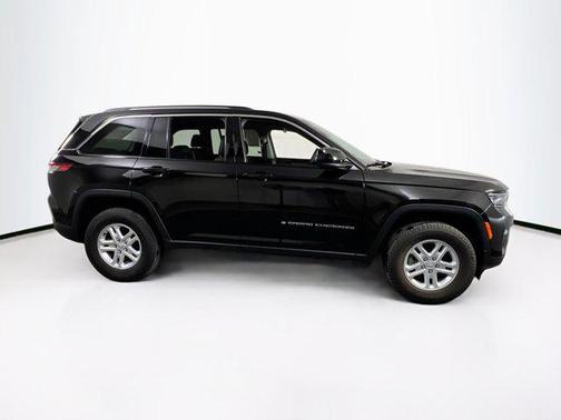 Diamond Black Crystal Pearlcoat 2023 Jeep Grand Cherokee Laredo