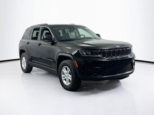 Diamond Black Crystal Pearlcoat 2023 Jeep Grand Cherokee Laredo