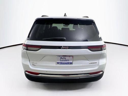 Bright White Clearcoat 2023 Jeep Grand Cherokee Laredo