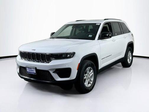 Bright White Clearcoat 2023 Jeep Grand Cherokee Laredo