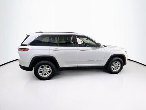 Bright White Clearcoat 2023 Jeep Grand Cherokee Laredo