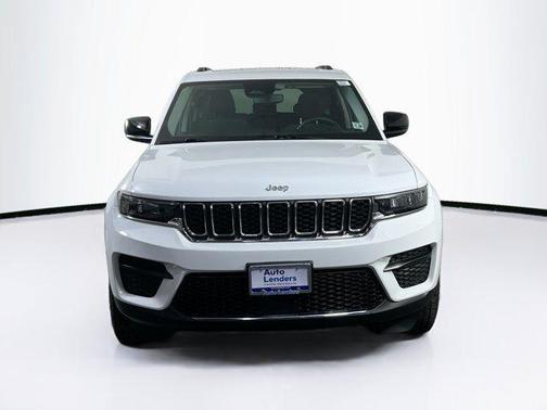 Bright White Clearcoat 2023 Jeep Grand Cherokee Laredo