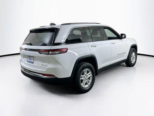 Bright White Clearcoat 2023 Jeep Grand Cherokee Laredo