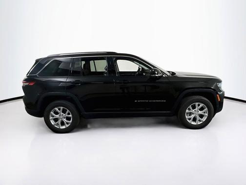 Diamond Black Crystal Pearlcoat 2023 Jeep Grand Cherokee Limited