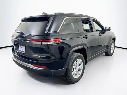 Diamond Black Crystal Pearlcoat 2023 Jeep Grand Cherokee Limited