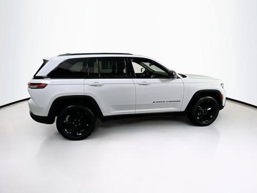 Bright White Clearcoat 2023 Jeep Grand Cherokee Altitude