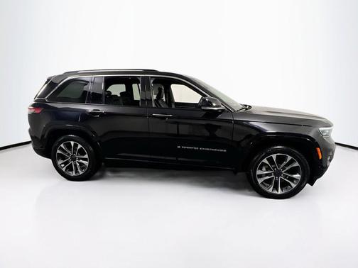 Diamond Black Crystal Pearlcoat 2023 Jeep Grand Cherokee Overland