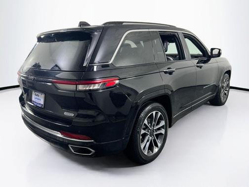 Diamond Black Crystal Pearlcoat 2023 Jeep Grand Cherokee Overland