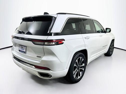 Bright White Clearcoat 2023 Jeep Grand Cherokee Overland
