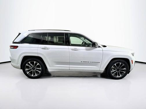 Bright White Clearcoat 2023 Jeep Grand Cherokee Overland