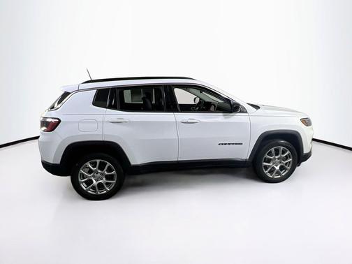 Bright White Clearcoat 2022 Jeep Compass Latitude Lux