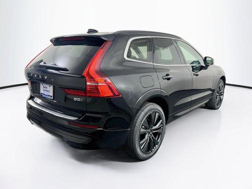 Onyx Black Metallic 2022 Volvo XC60 B5 Momentum