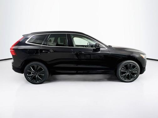 Onyx Black Metallic 2022 Volvo XC60 B5 Momentum