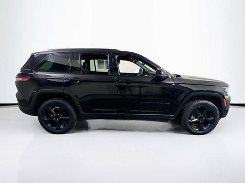 Diamond Black Crystal Pearlcoat 2023 Jeep Grand Cherokee Altitude
