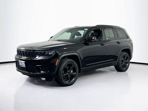 Diamond Black Crystal Pearlcoat 2023 Jeep Grand Cherokee Altitude