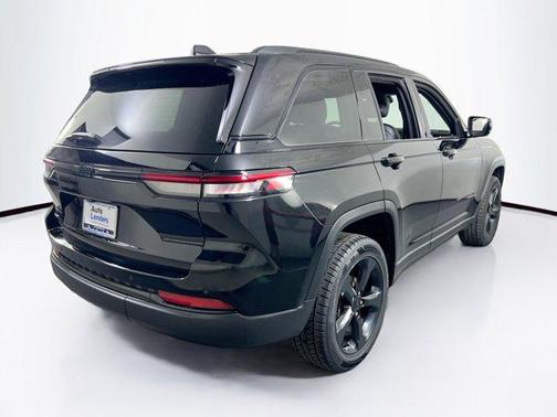 Diamond Black Crystal Pearlcoat 2023 Jeep Grand Cherokee Altitude