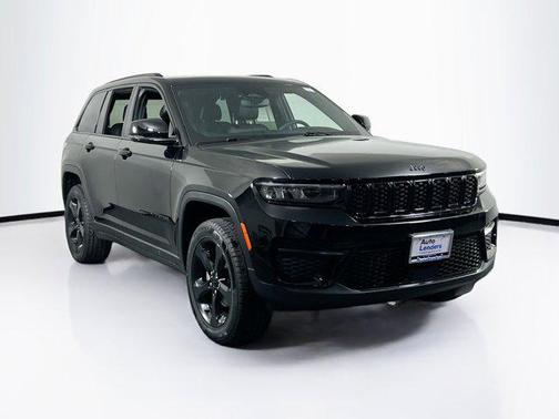 Diamond Black Crystal Pearlcoat 2023 Jeep Grand Cherokee Altitude