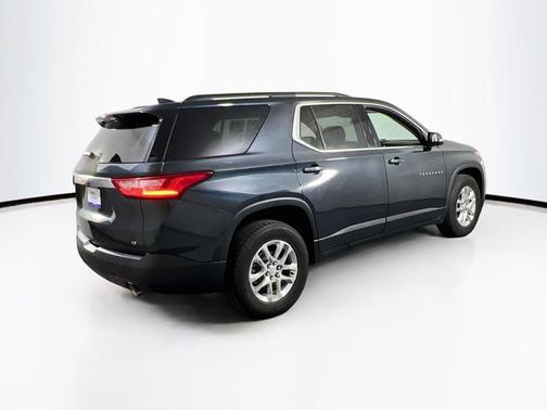 Graphite Metallic 2021 Chevrolet Traverse LT Cloth