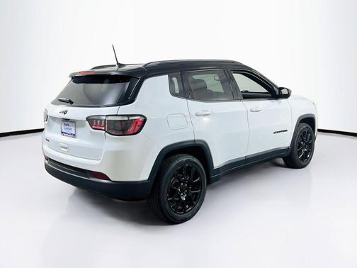 Bright White Clearcoat 2022 Jeep Compass Latitude