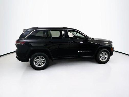 Diamond Black Crystal Pearlcoat 2023 Jeep Grand Cherokee Laredo