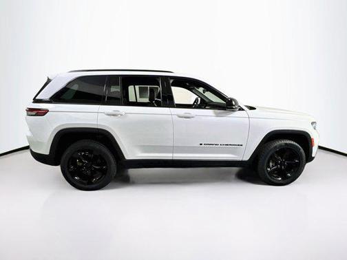 Bright White Clearcoat 2023 Jeep Grand Cherokee Altitude