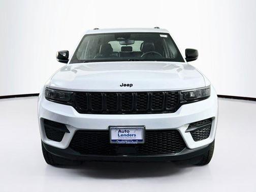 Bright White Clearcoat 2023 Jeep Grand Cherokee Altitude