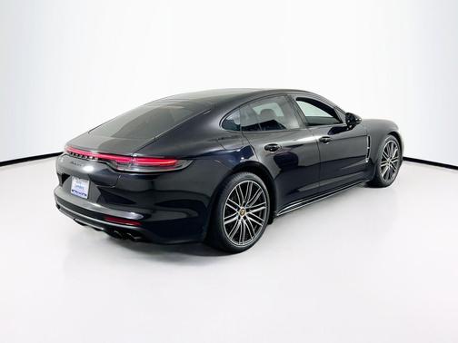 Jet Black Metallic 2022 Porsche Panamera 4 Platinum Edition