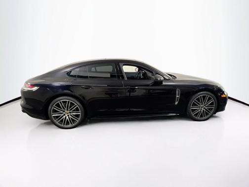 Jet Black Metallic 2022 Porsche Panamera 4 Platinum Edition