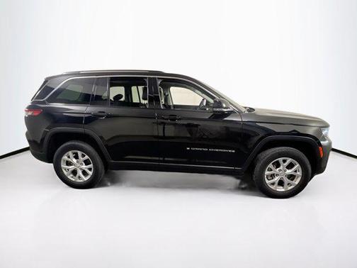 Diamond Black Crystal Pearlcoat 2023 Jeep Grand Cherokee Limited