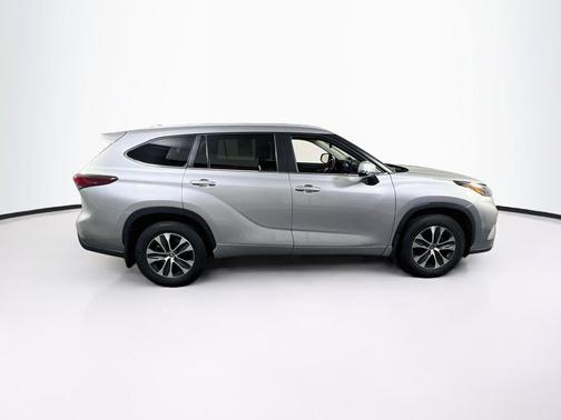Celestial Silver Metallic 2023 Toyota Highlander XLE