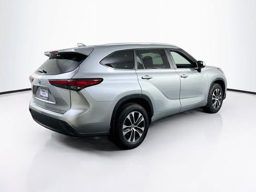 Celestial Silver Metallic 2023 Toyota Highlander XLE