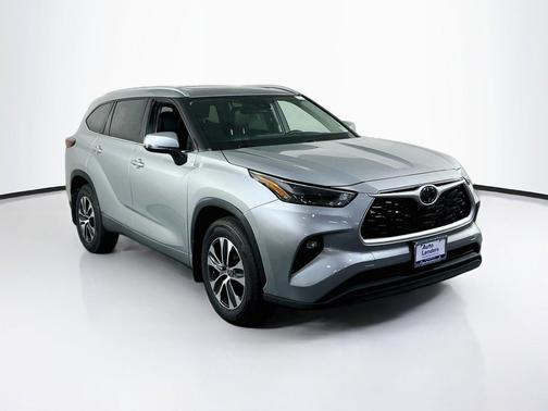 Celestial Silver Metallic 2023 Toyota Highlander XLE