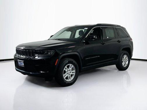 Diamond Black Crystal Pearlcoat 2023 Jeep Grand Cherokee Laredo