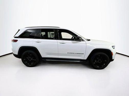 Bright White Clearcoat 2023 Jeep Grand Cherokee Altitude