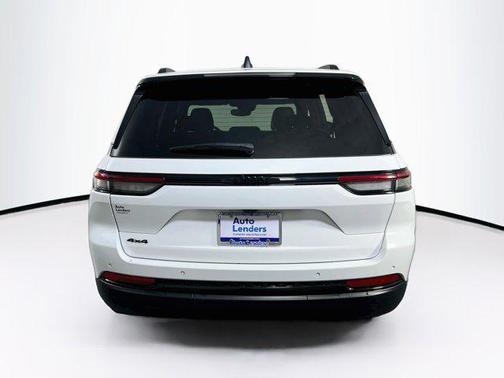 Bright White Clearcoat 2023 Jeep Grand Cherokee Altitude