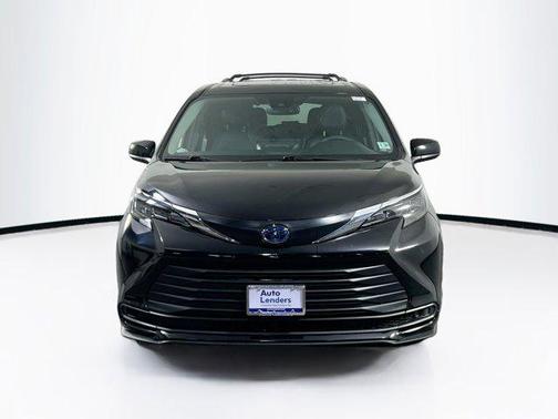 2025 Toyota Sienna LE