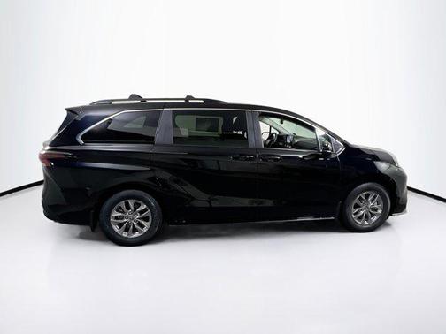 2025 Toyota Sienna LE